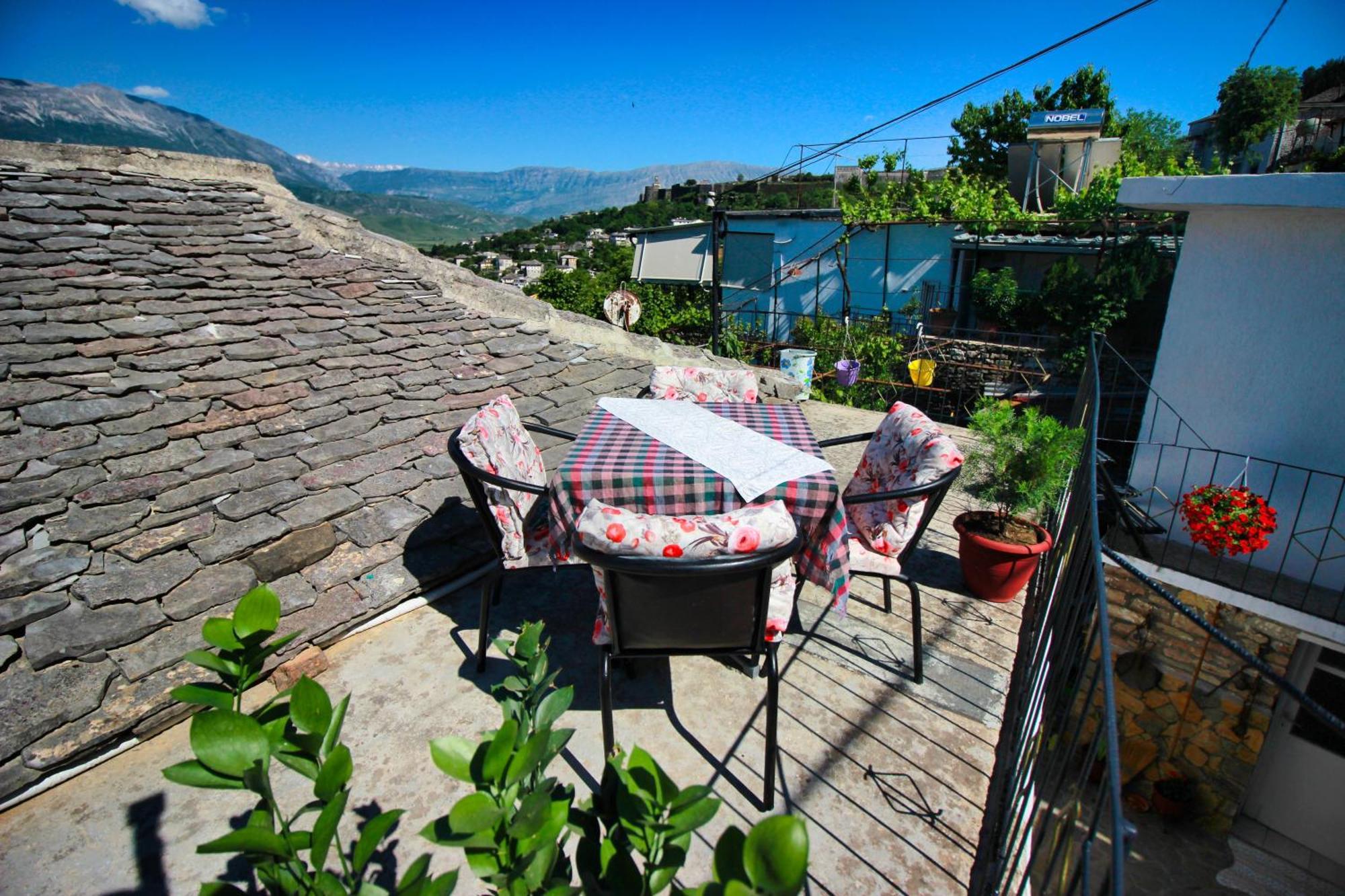 Guest House Denis Gjirokastër Eksteriør bilde