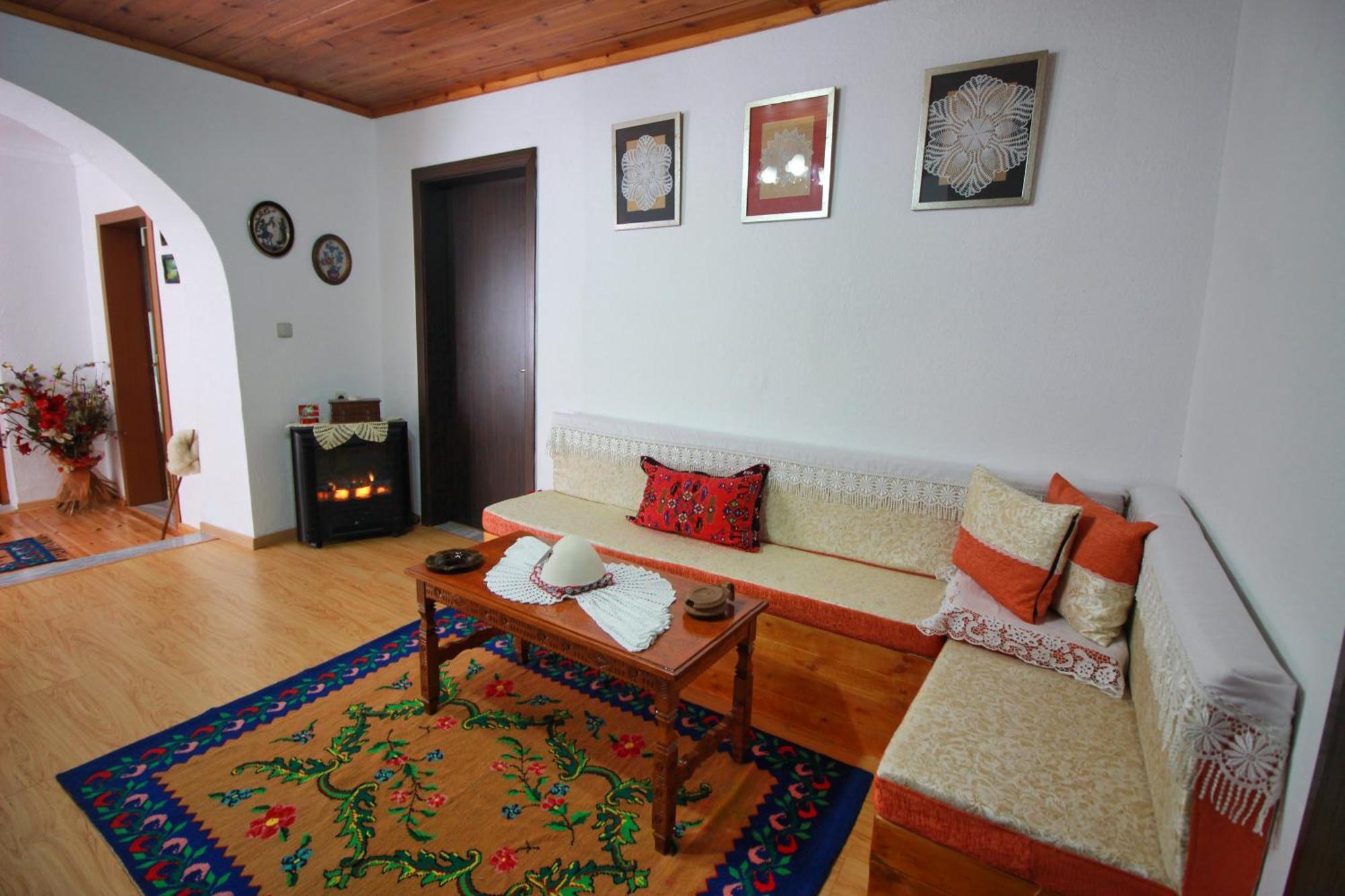 Guest House Denis Gjirokastër Eksteriør bilde