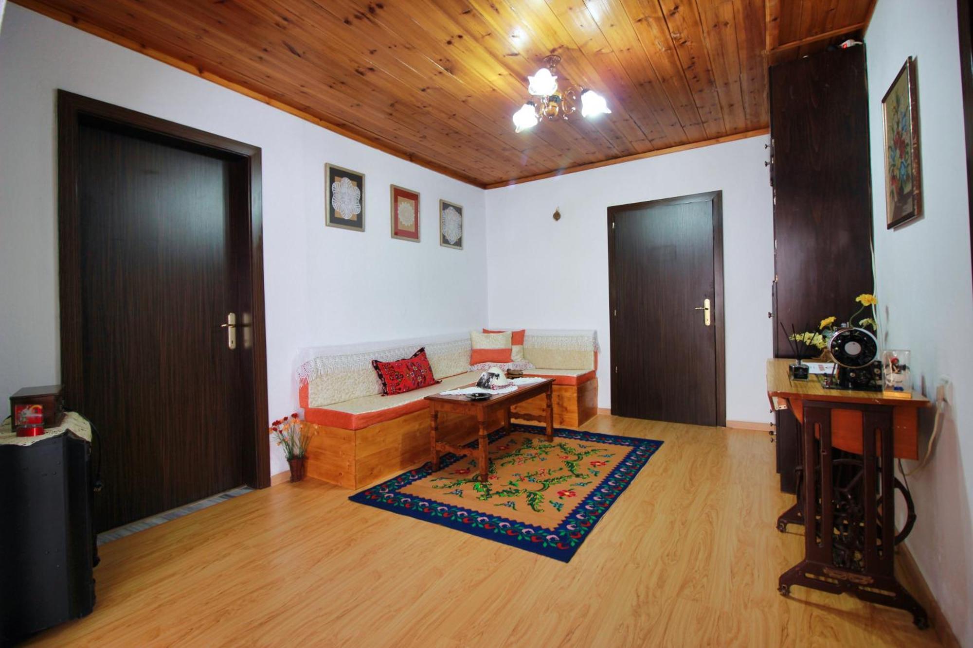 Guest House Denis Gjirokastër Eksteriør bilde