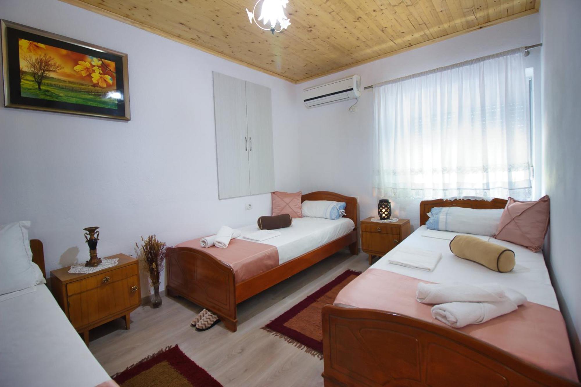 Guest House Denis Gjirokastër Eksteriør bilde