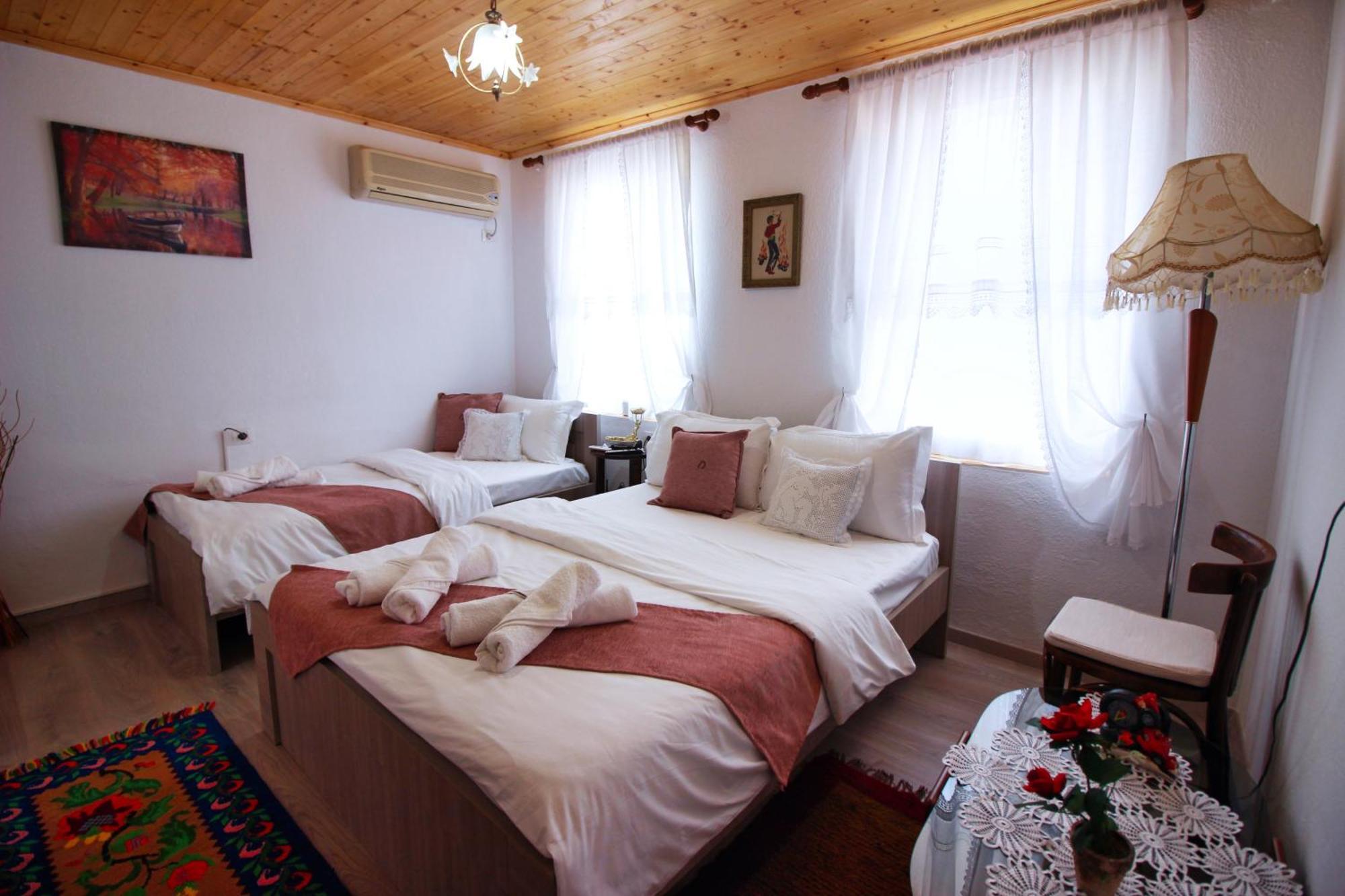 Guest House Denis Gjirokastër Eksteriør bilde