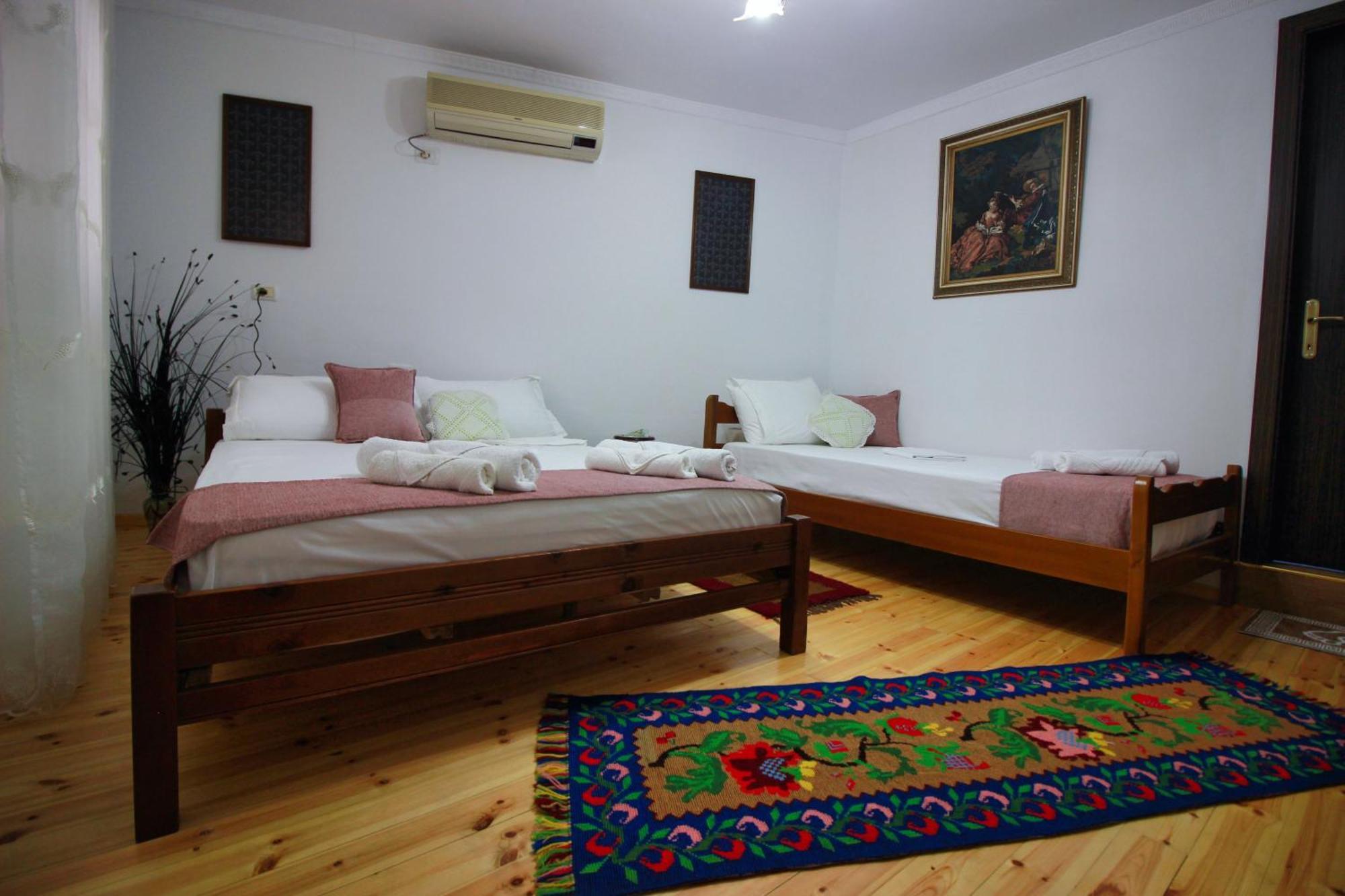 Guest House Denis Gjirokastër Eksteriør bilde