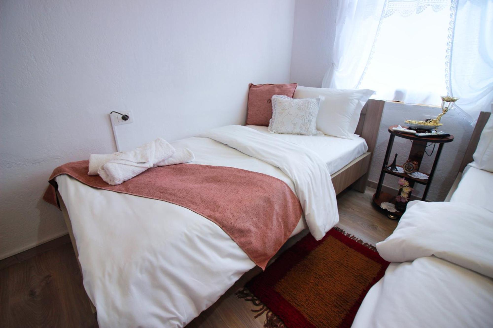 Guest House Denis Gjirokastër Eksteriør bilde