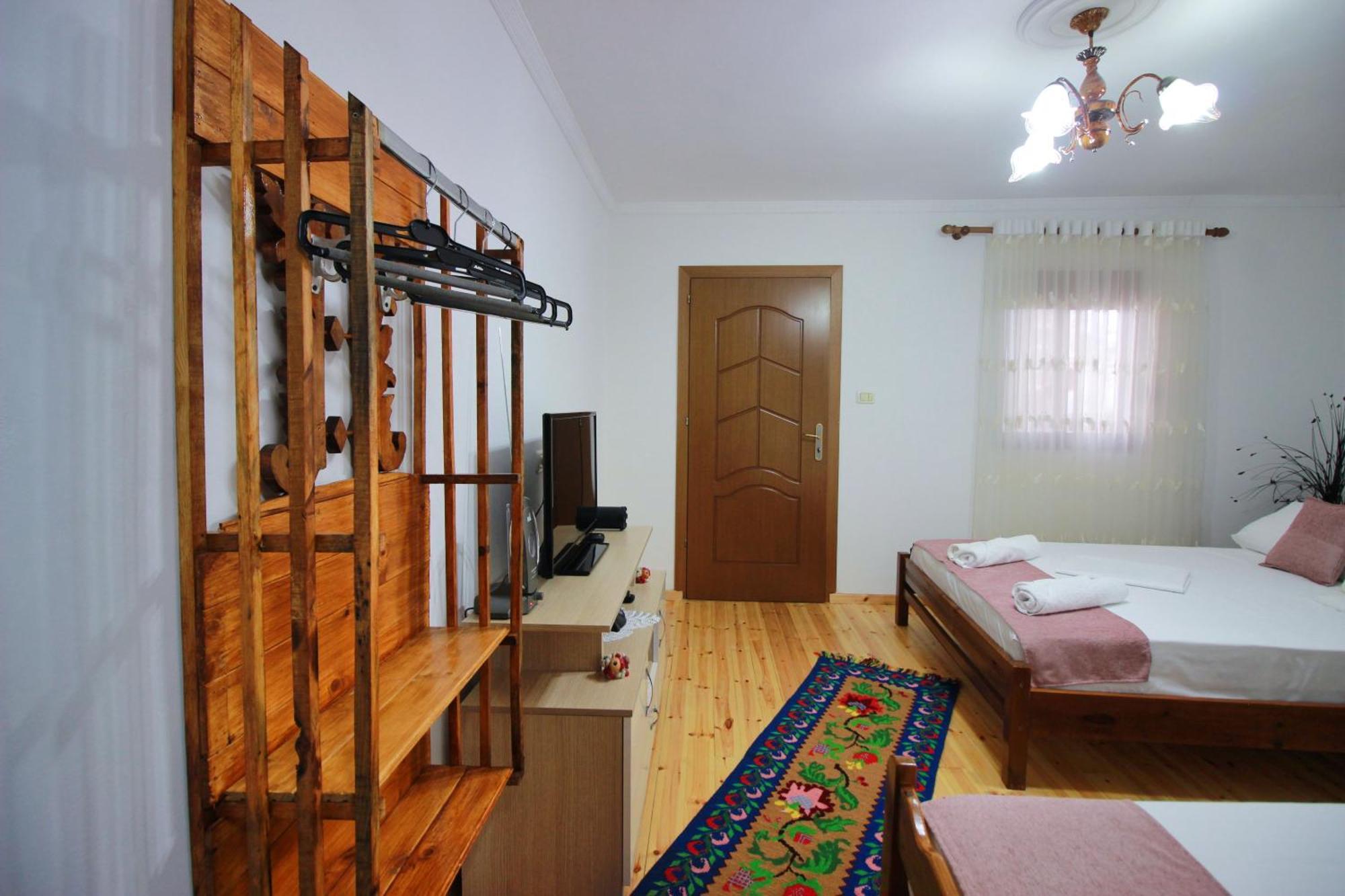 Guest House Denis Gjirokastër Eksteriør bilde