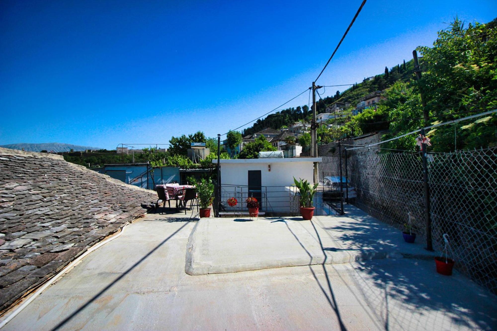 Guest House Denis Gjirokastër Eksteriør bilde