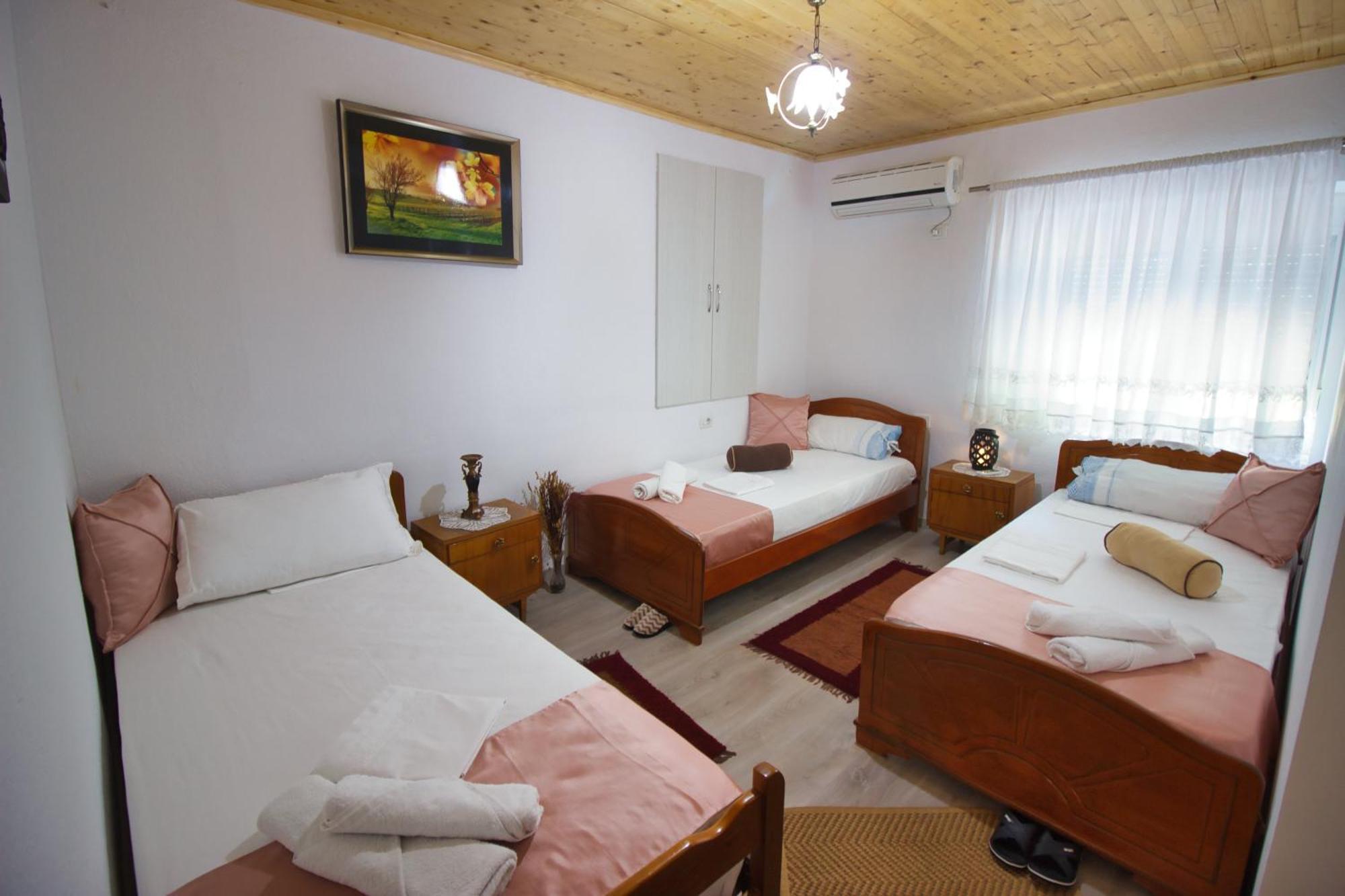 Guest House Denis Gjirokastër Eksteriør bilde