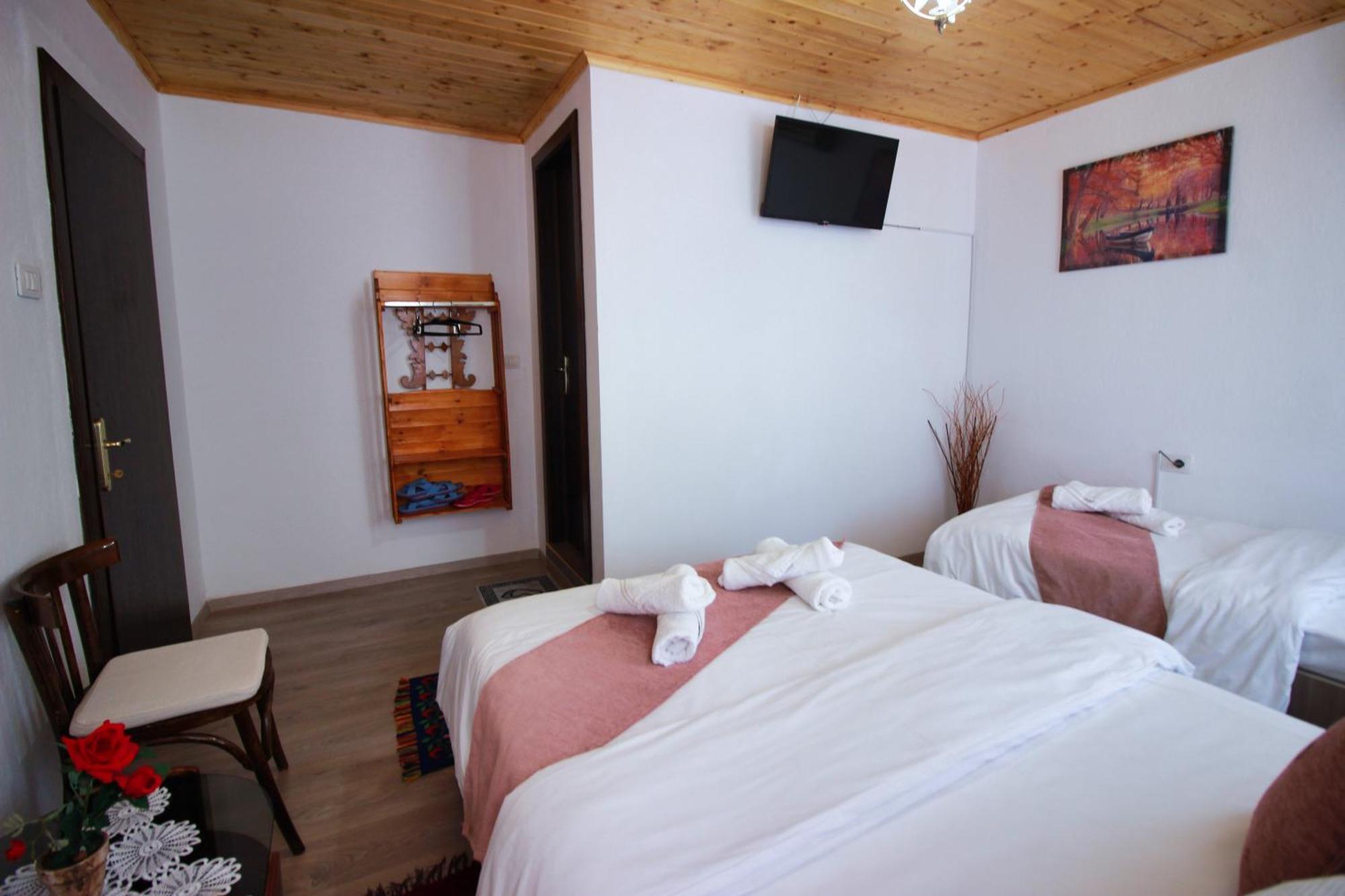 Guest House Denis Gjirokastër Eksteriør bilde