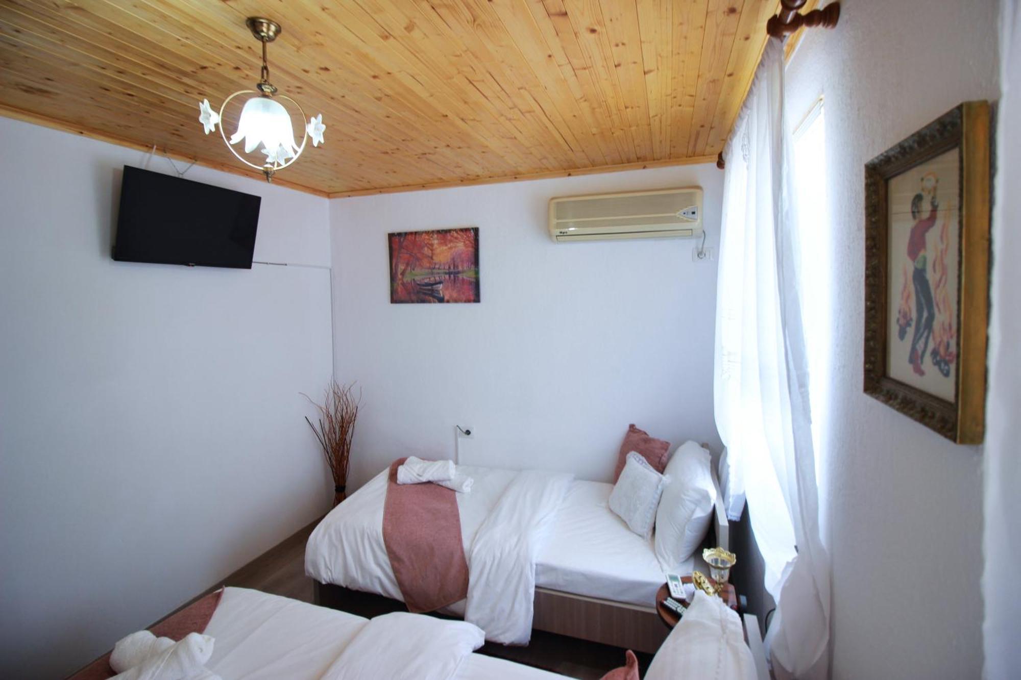 Guest House Denis Gjirokastër Eksteriør bilde