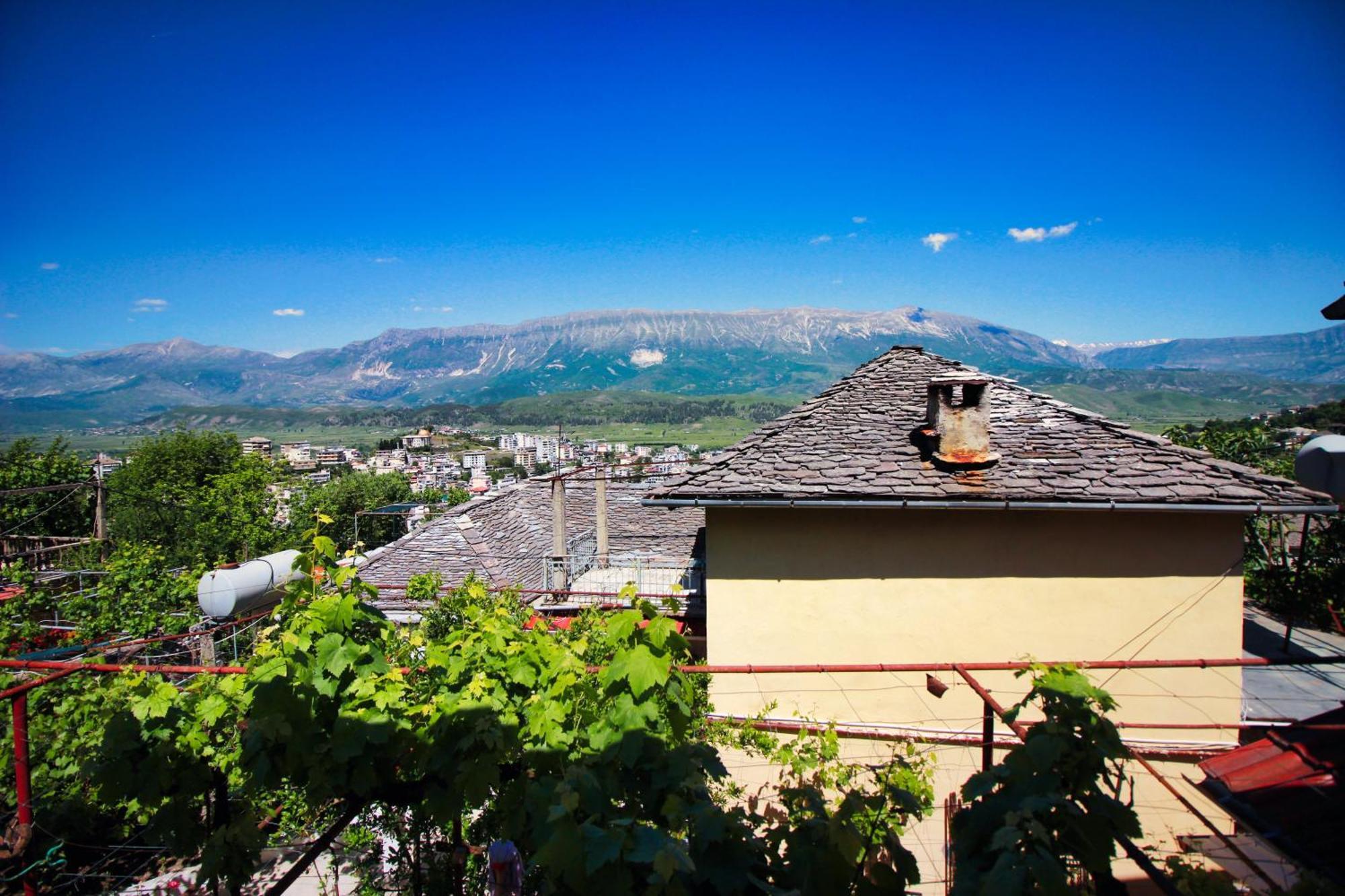 Guest House Denis Gjirokastër Eksteriør bilde